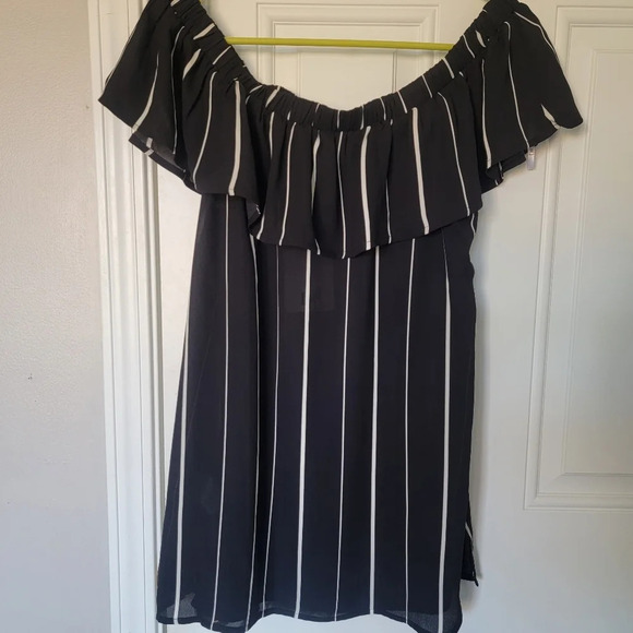 NWT DR 2 off the shoulder ruffle top. Black with white stripes. Size M medium - Picture 2 of 8